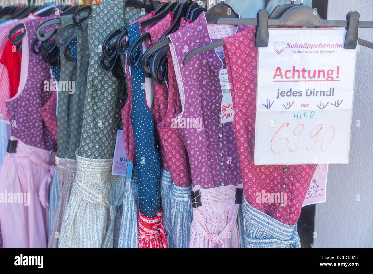 06.17.25, Fuessen, Germania, abbigliamento tradizionale esposto al mercato all'aperto. Commercio locale, cultura e vita quotidiana in una città europea Foto Stock