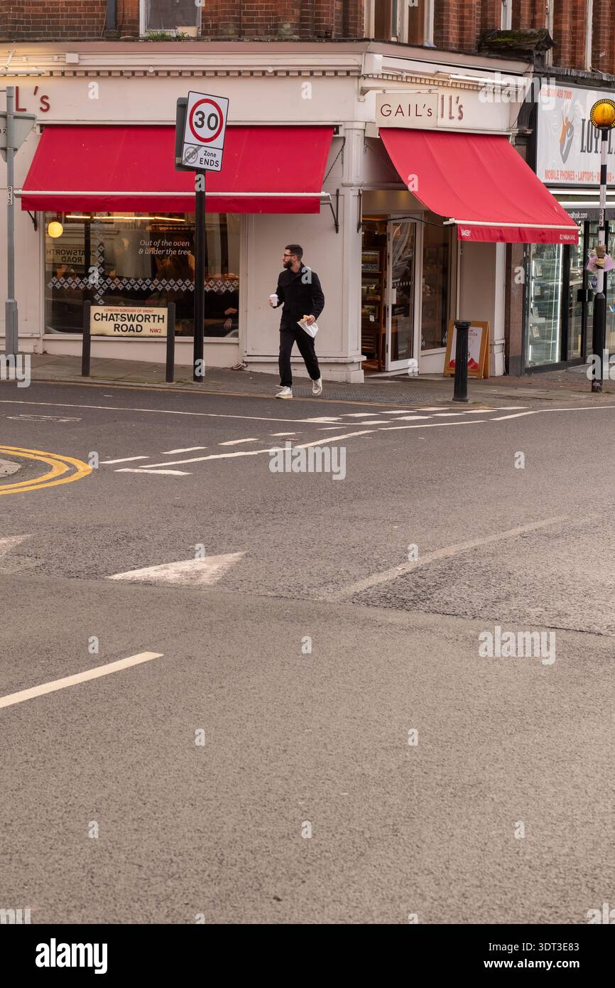 LONDRA - 5 DICEMBRE 2025: NW2 a Walm Lane - Gail's Bakery and Pedestrian a Willesden Green Foto Stock