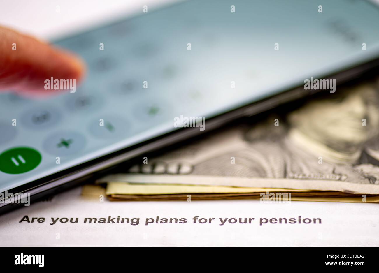 Un primo piano macro di banconote in dollari USA e una calcolatrice telefonica sopra una lettera di pensione. Un concetto di piano pensionistico. Foto Stock