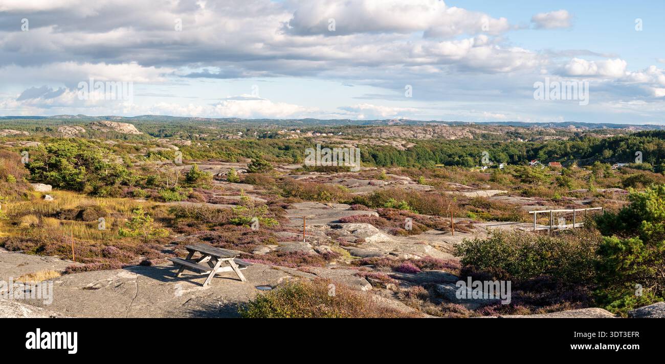Terreno costiero di granito con sentiero e tavolo da picnic presso il punto panoramico di Hamburgö a Bohuslän, contea di Västra Götaland, Svezia Foto Stock