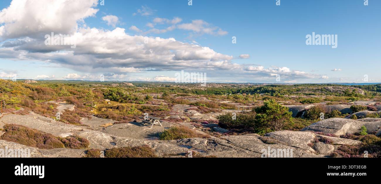 Paesaggio costiero di granito panoramico con sentiero e tavolo da picnic presso il punto panoramico di Hamburgö a Bohuslän, contea di Västra Götaland, Svezia Foto Stock