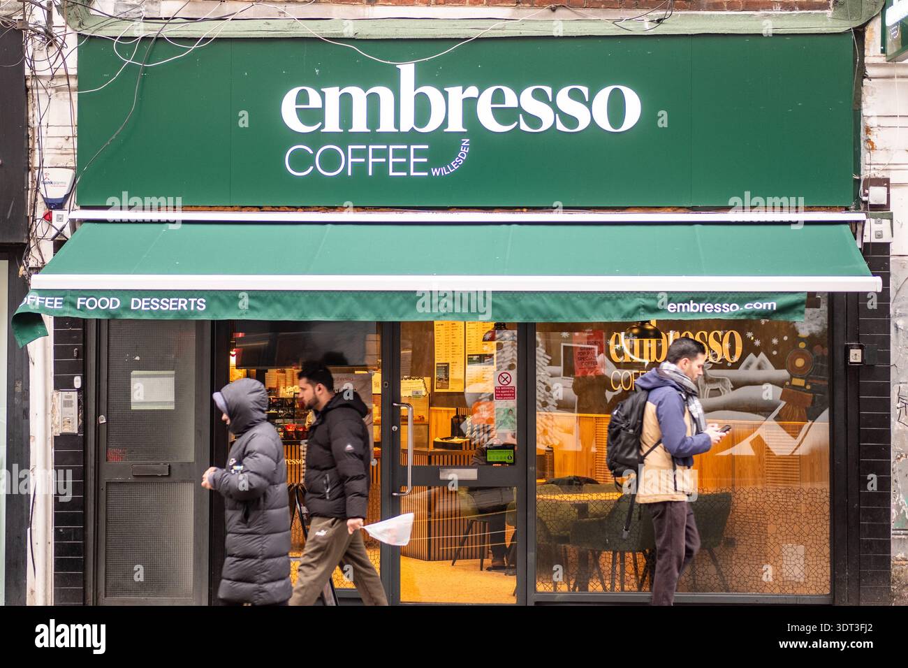 LONDRA - 5 DICEMBRE 2025: Embresso Coffee Willesden Green NW2 - caffetteria esterna su Walm Lane Foto Stock