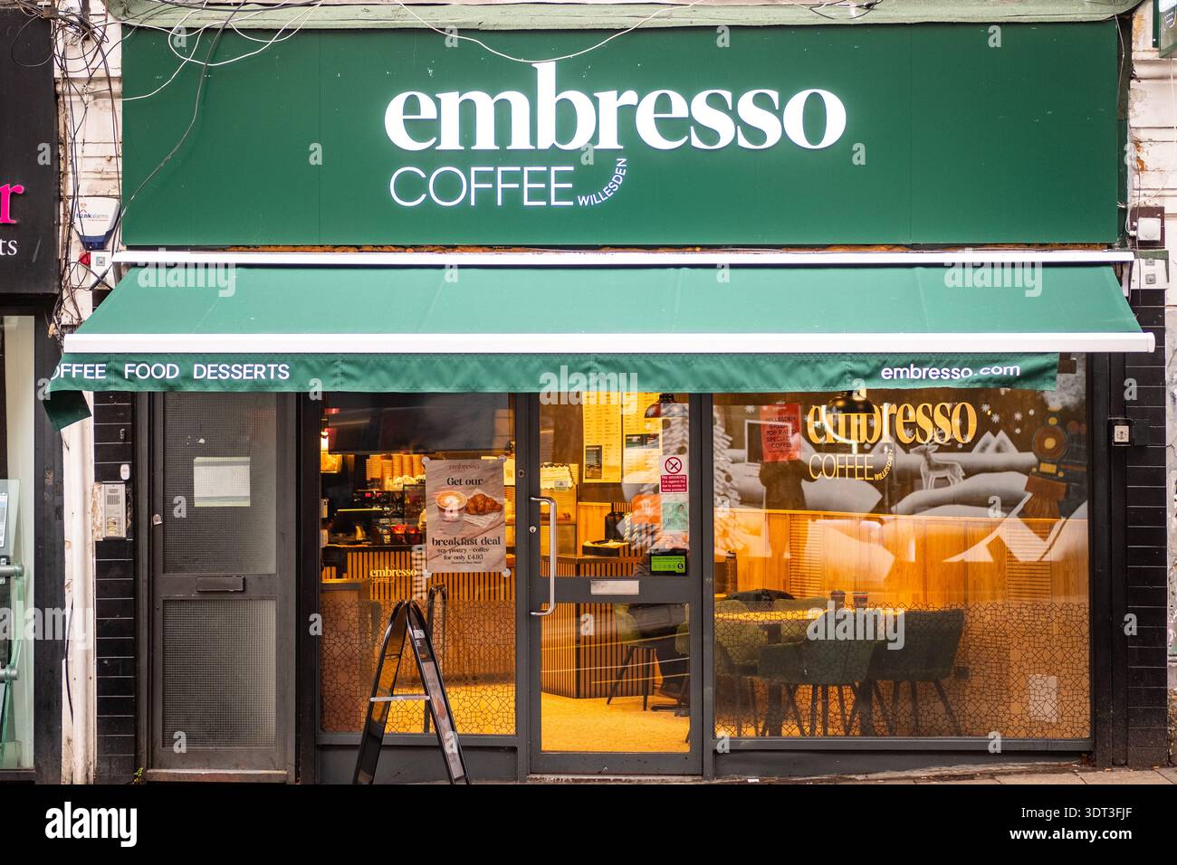 LONDRA - 5 DICEMBRE 2025: Embresso Coffee Willesden Green NW2 - caffetteria esterna su Walm Lane Foto Stock