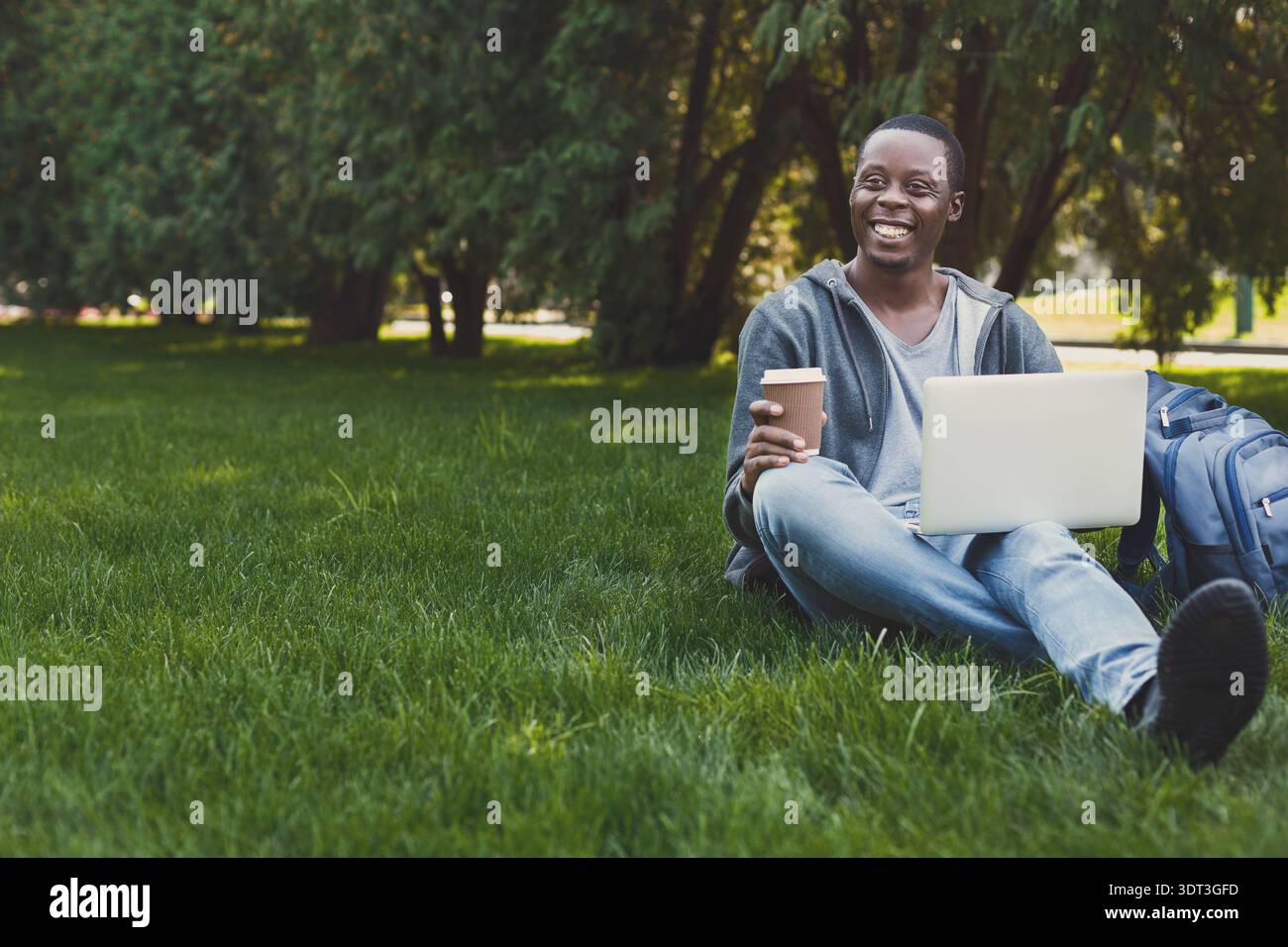 Collage di una persona che si gode il tempo all'aperto con un laptop e un caffè in un parco verde durante il giorno Foto Stock
