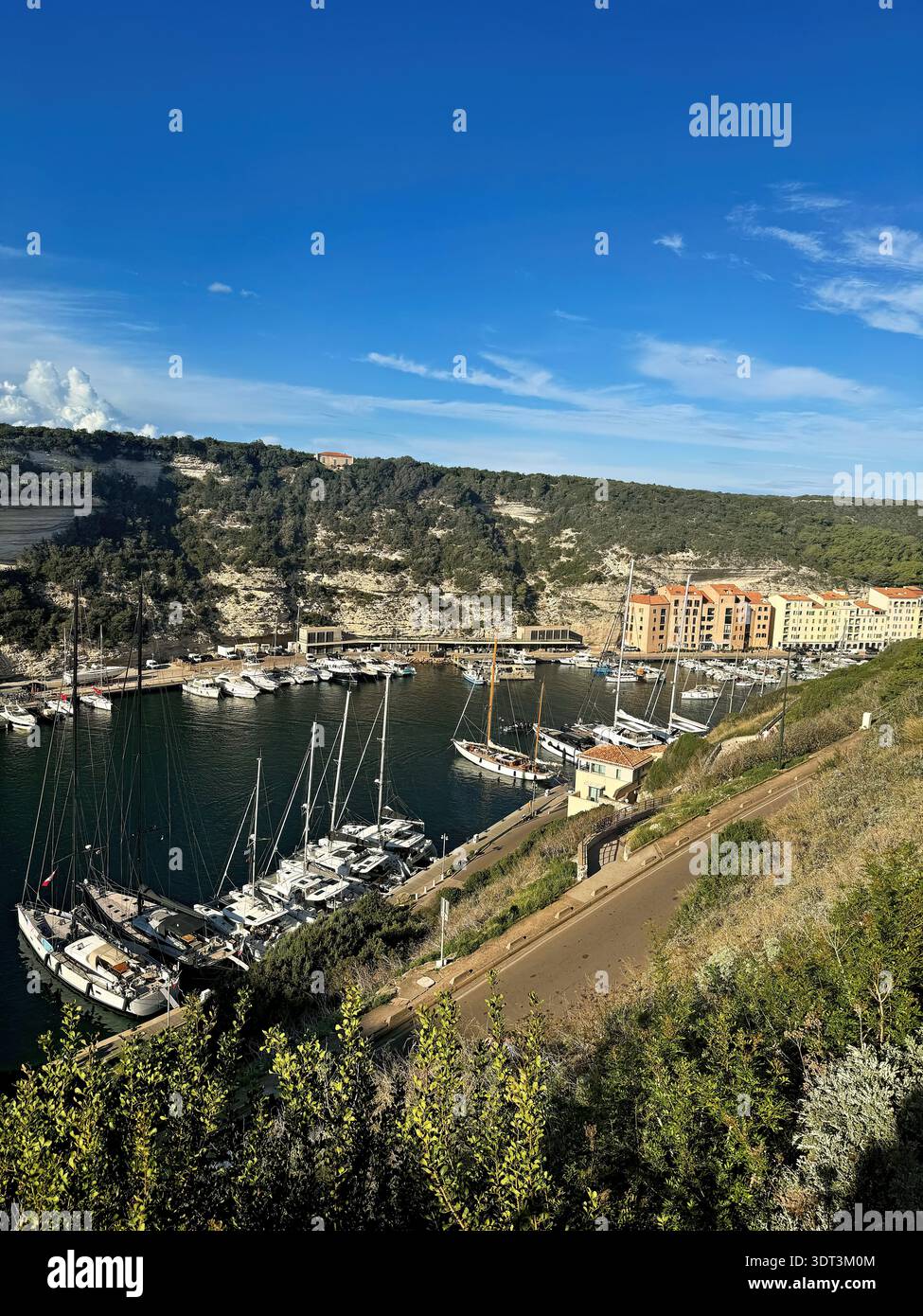 Porto e centro città di Bonifacio sulla punta meridionale della costa mediterranea della Corsica in estate Foto Stock