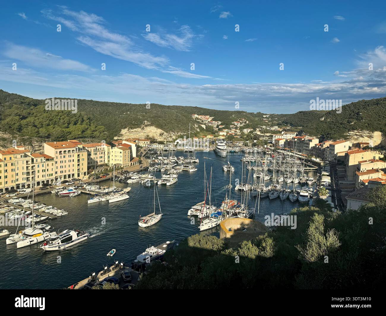 Porto e centro città di Bonifacio sulla punta meridionale della costa mediterranea della Corsica in estate Foto Stock