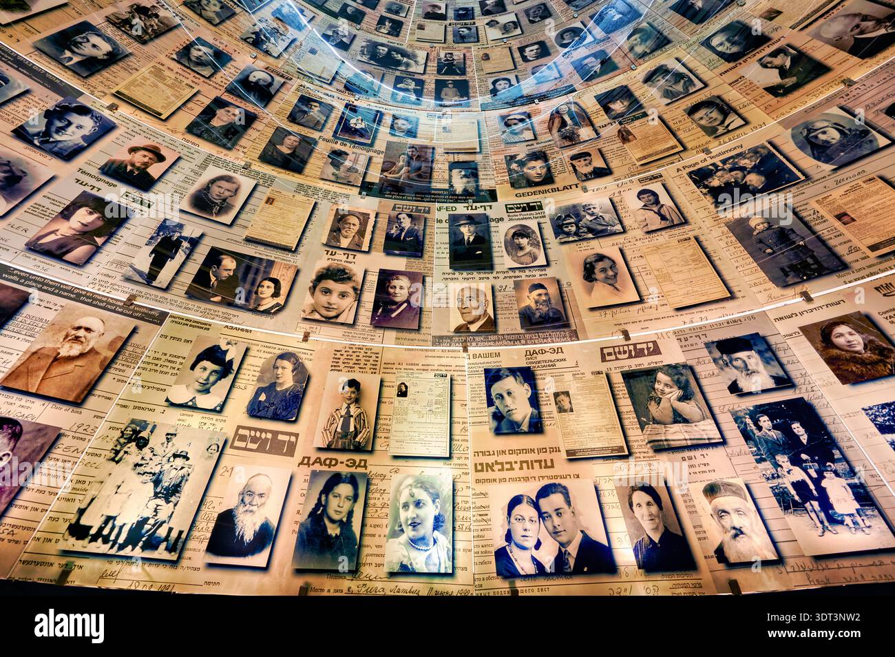 I visitatori possono vedere la sala dei nomi di Yad Vashem, che mostra i registri e le foto delle vittime dell'Olocausto. Questo spazio serve come tributo alla loro memoria. Foto Stock