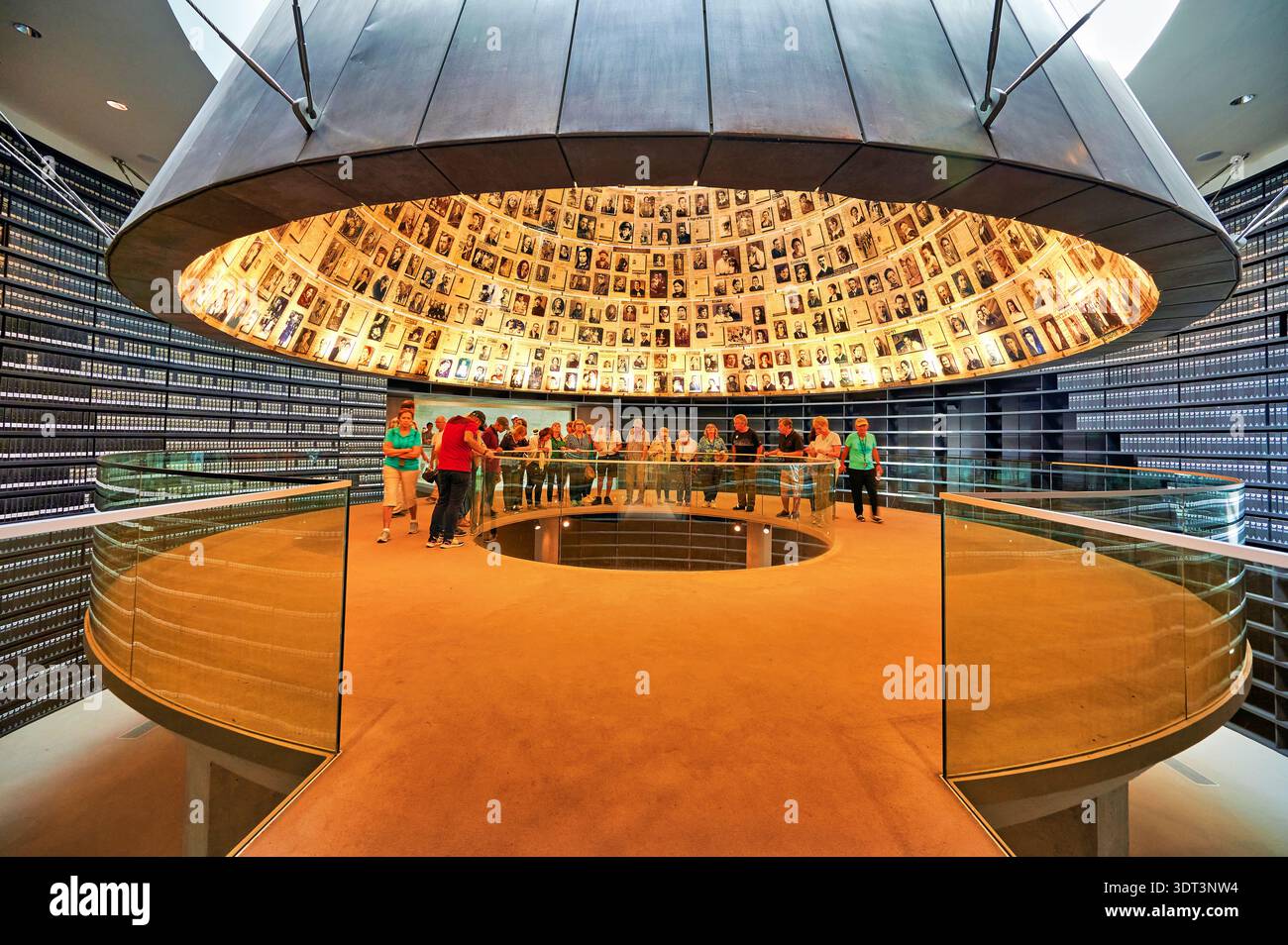 La gente si riunisce a Yad Vashem per vedere ritratti delle vittime dell'Olocausto e onorare la loro memoria a Gerusalemme. Questo sito funge da memoriale e museo. Foto Stock