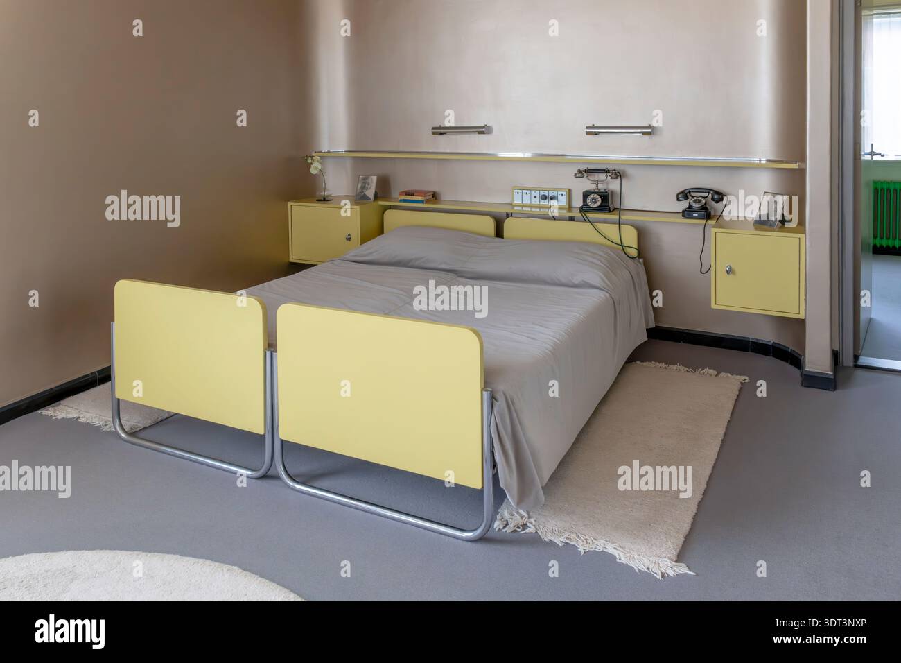 Camera da letto principale della Sonneveld House, Rotterdam, costruita all'inizio del 1930 nello stile funzionale Nieuwe Bouwen (nuovo edificio) di Brinkman en Van der Vlugt. Foto Stock
