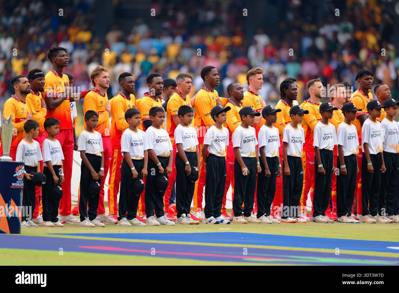 Colombo, Sri Lanka. 18 febbraio 2026. I giocatori dello Zimbabwe si sono schierati per l'inno nazionale durante la partita ICC Men's T20 World Cup India & Sri Lanka 2026 Foto Stock