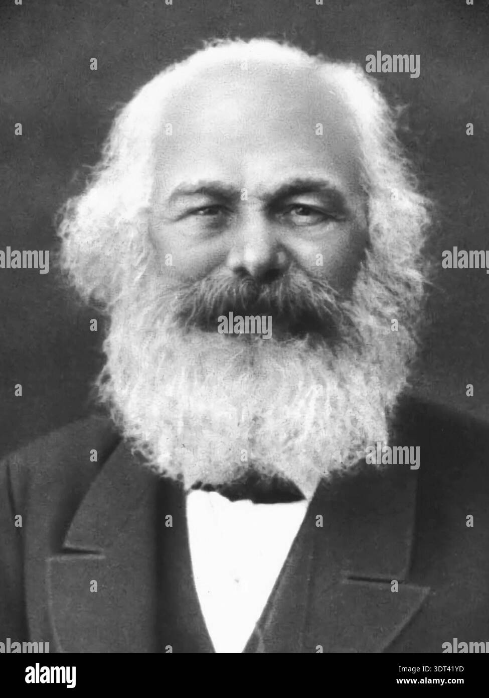 Ritratto fotografico di Karl Marx, probabilmente realizzato il 28 aprile 1882. Il rinomato filosofo, economista, storico e rivoluzionario socialista tedesco è raffigurato con i suoi iconici capelli bianchi e la barba lunga, indossando un abito formale con una camicia bianca e una cravatta scura, su uno sfondo scuro all'interno di una cornice ovale. Si ritiene che questa immagine sia una delle ultime fotografie scattate a Marx prima della sua morte. Foto Stock