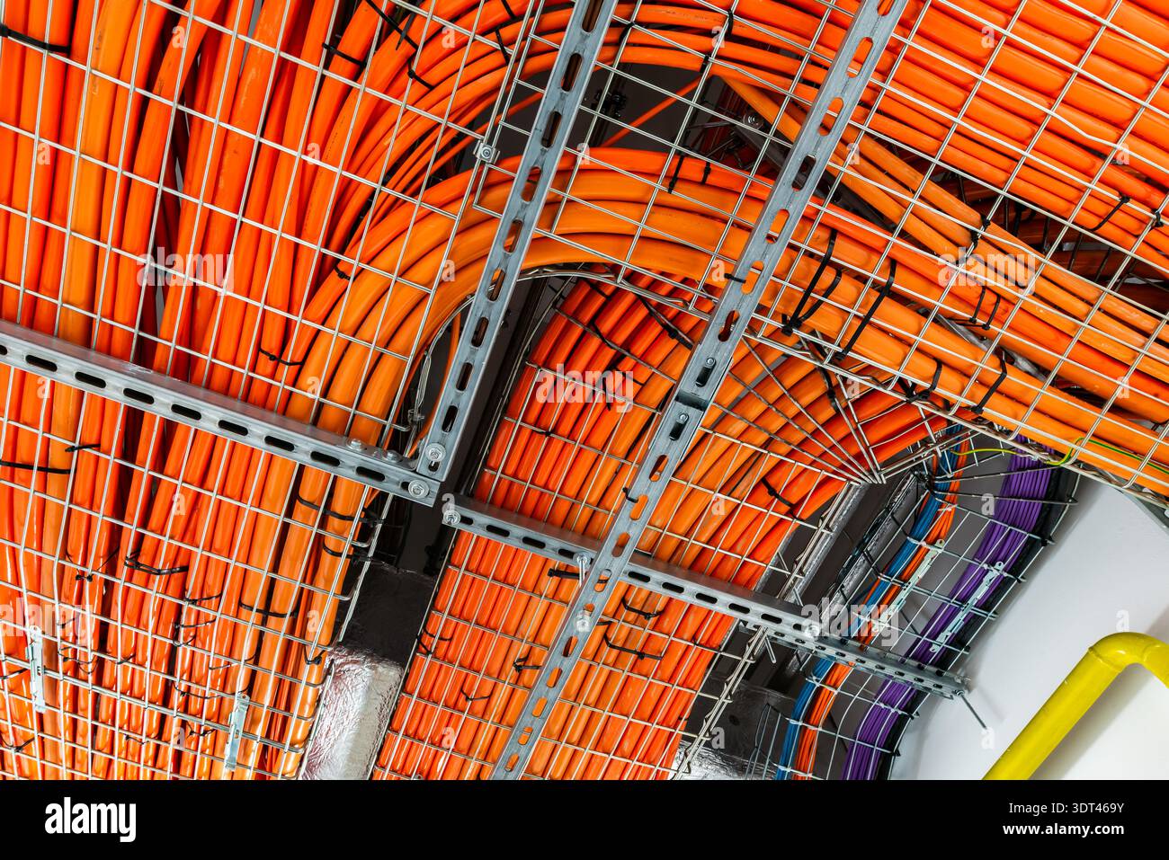 Passacavi industriali con installazione di cablaggio elettrico organizzata Foto Stock