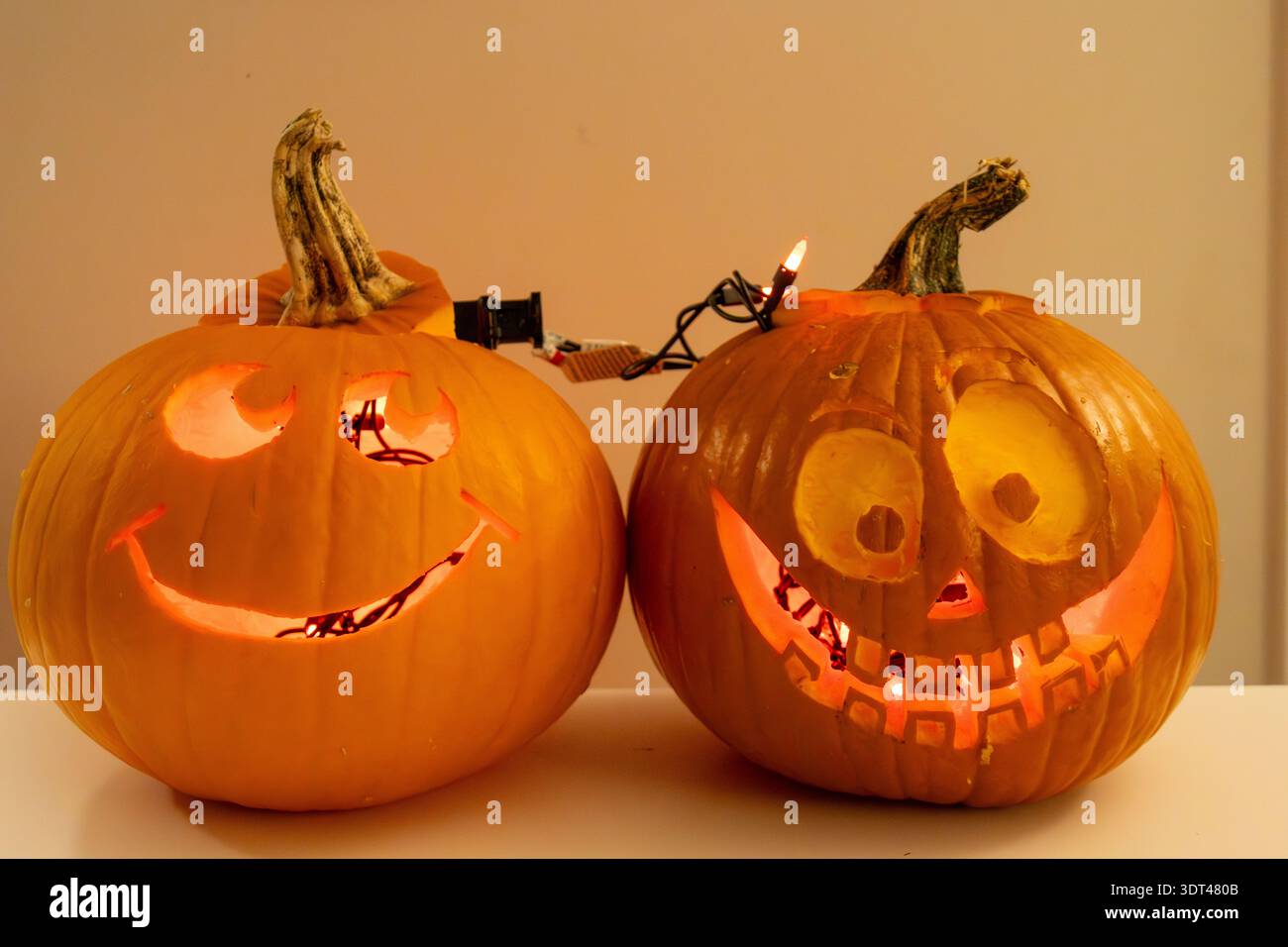 Primo piano di due zucche di Halloween intagliate a mano con facce piovose in una casa a Vancouver Canada Foto Stock