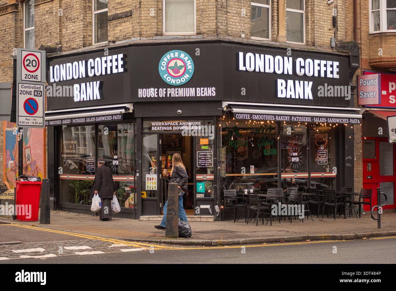 LONDRA - 8 DICEMBRE 2025: Kilburn High Road NW6 - London Coffee Bank Cafe Exterior, Premium Coffee Smoothies Bakery Workspace, multiculturale High Stre Foto Stock