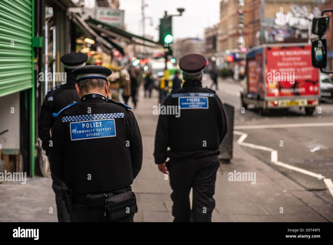LONDRA - 8 DICEMBRE 2025: Kilburn High Road NW6 - Police Community Support Officers pattugliamento High Street, Urban Security Scene Foto Stock