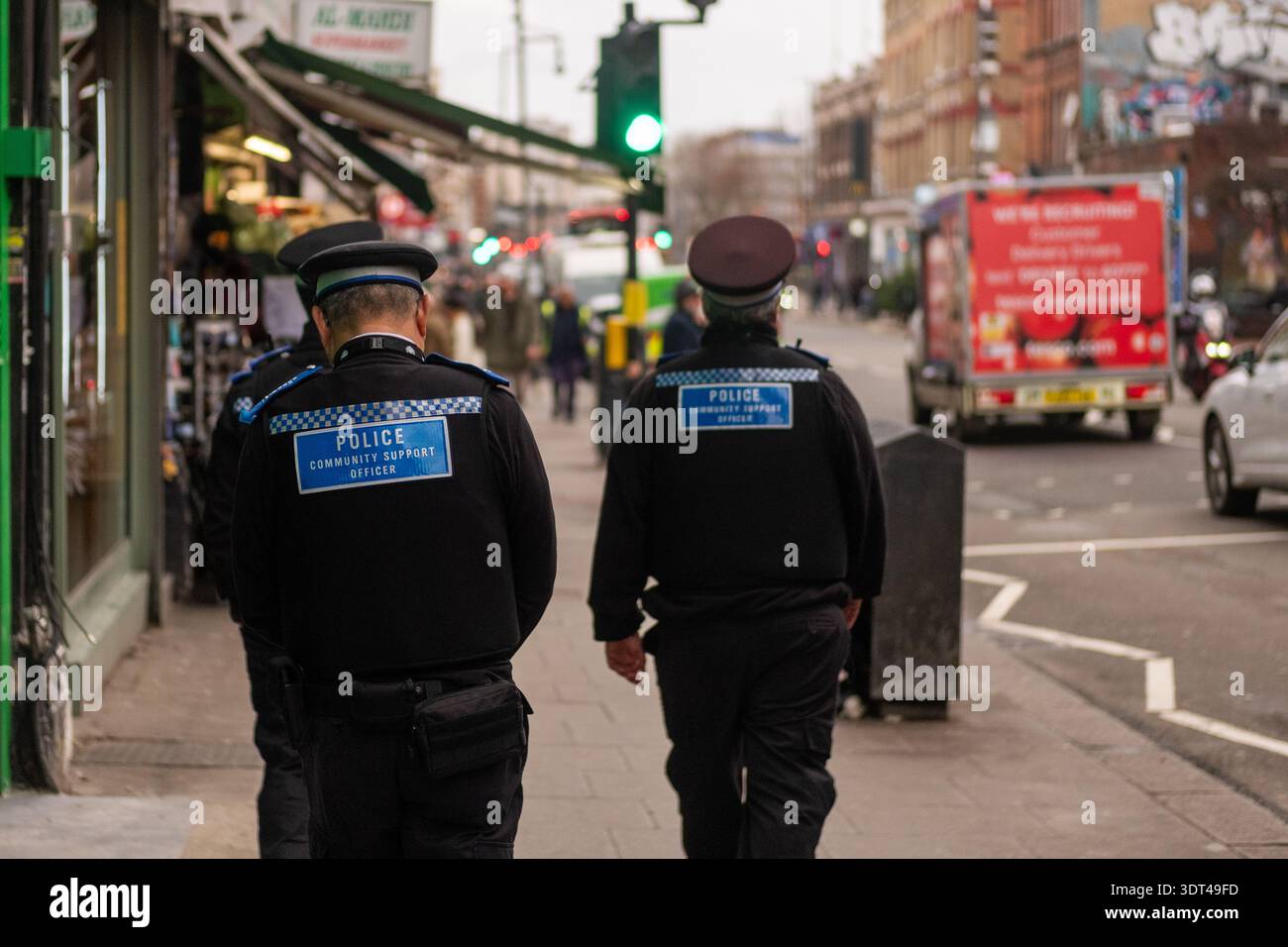 LONDRA - 8 DICEMBRE 2025: Kilburn High Road NW6 - Police Community Support Officers pattugliamento High Street, Urban Security Scene Foto Stock