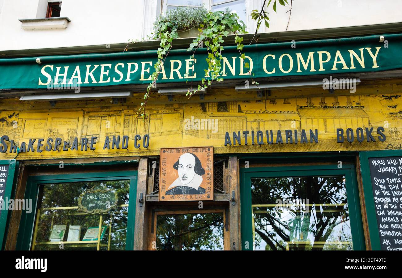 PARIGI, FRANCIA - 4 OTTOBRE 2014: Libreria e biblioteca Famous Shakespeare and Company (specializzata in letteratura in lingua inglese). Foto Stock
