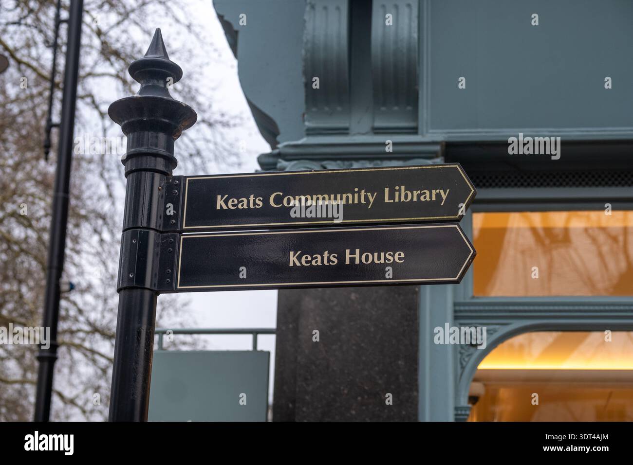 LONDRA - 15 DICEMBRE 2025: Keats House e Keats Community Library cartello South End Road Hampstead Heath Foto Stock