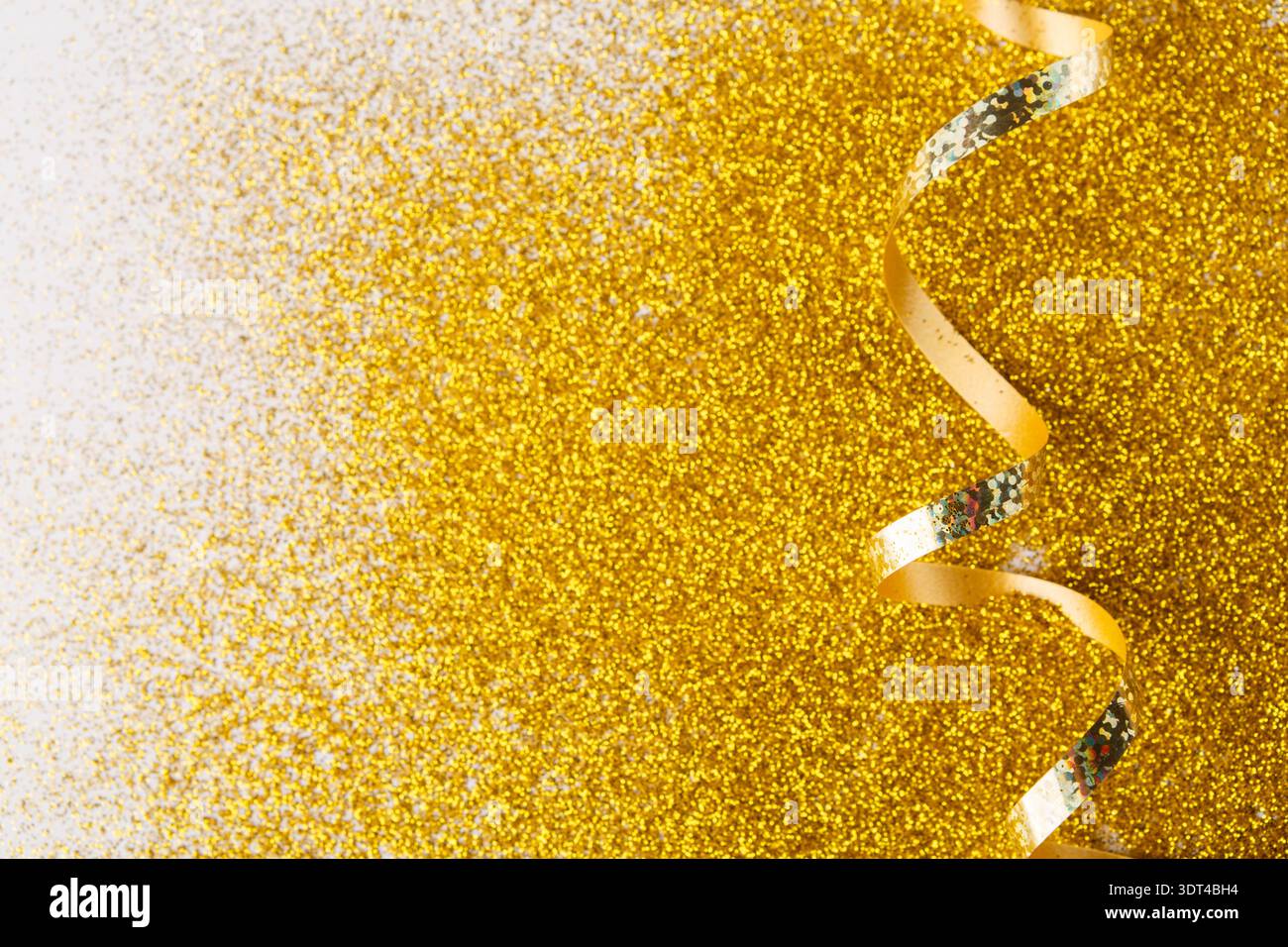 Collezione di glitter d'oro con nastro a spirale per la decorazione durante le celebrazioni Foto Stock