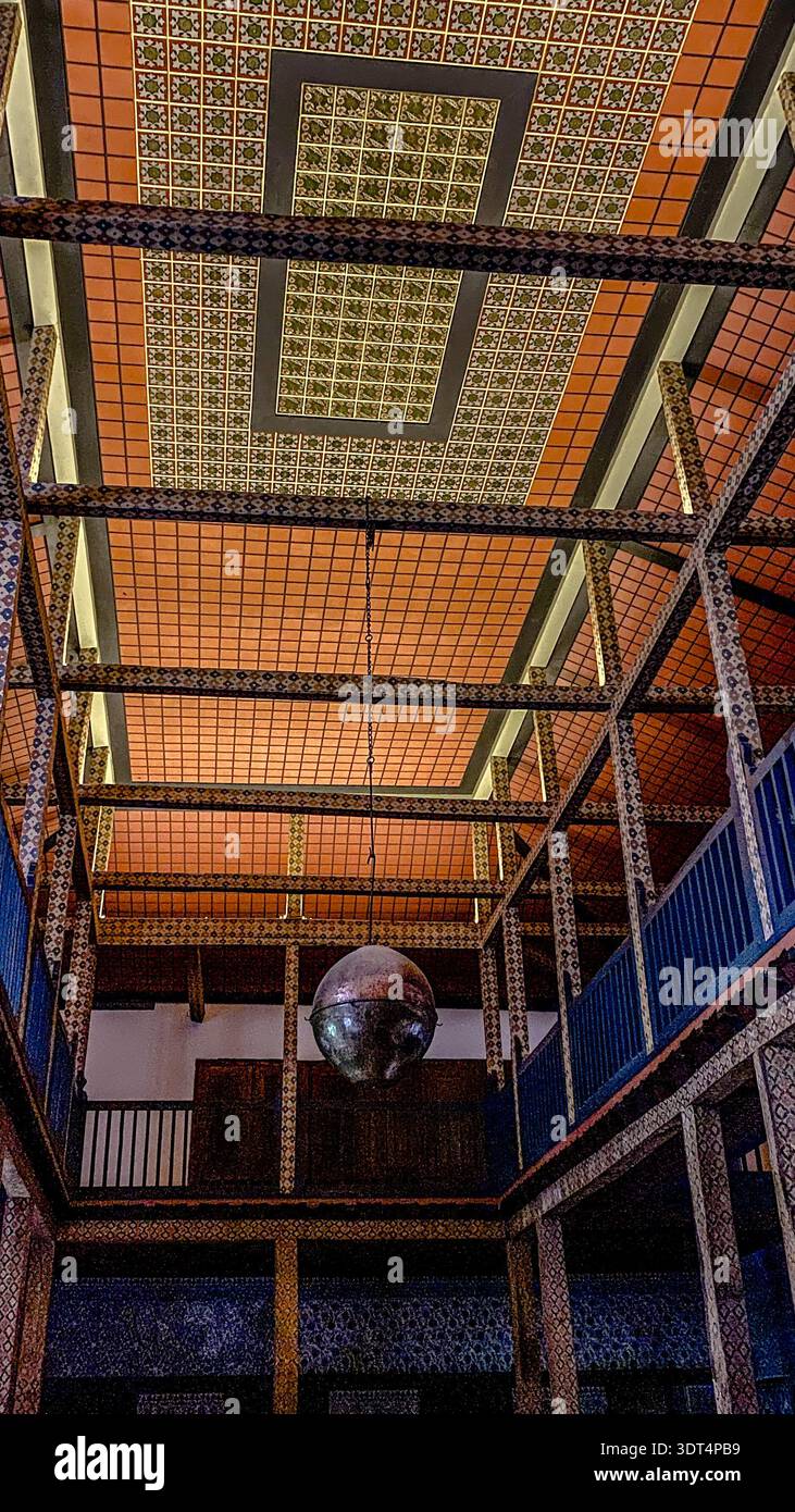 Lampa da riscaldamento storica sotto il soffitto decorato del dormitorio degli eunuchi neri nell'harem imperiale del palazzo di Topkapi a Istanbul. Foto Stock