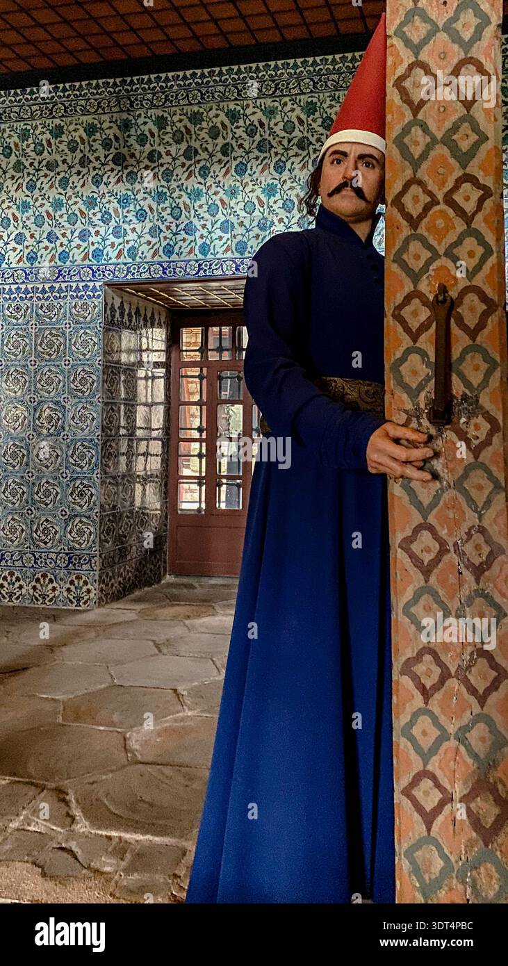 Manichino a grandezza naturale di eunuco dell'harem ottomano nei Quartieri degli Eunuci dell'Harem Imperiale al Palazzo di Topkapi, Istanbul, Turchia. Foto Stock