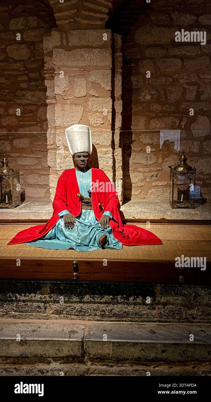 Esposizione museale di un eunuco nero del harem seduto in abiti tradizionali ottomani all'interno dell'Harem Imperiale del Palazzo di Topkapi, Istanbul. Foto Stock