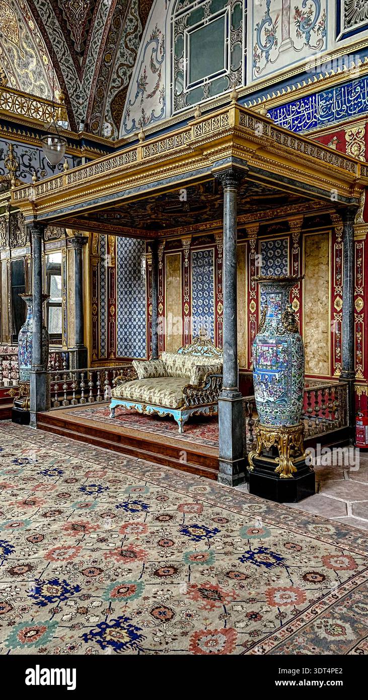 Sala imperiale con il trono del sultano e vasi di porcellana nell'arpa del Palazzo di Topkapi, Istanbul, Turchia. Foto Stock