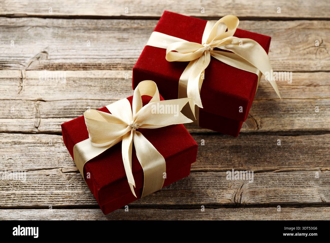 Bellissime confezioni regalo in velluto su un tavolo di legno, primo piano Foto Stock