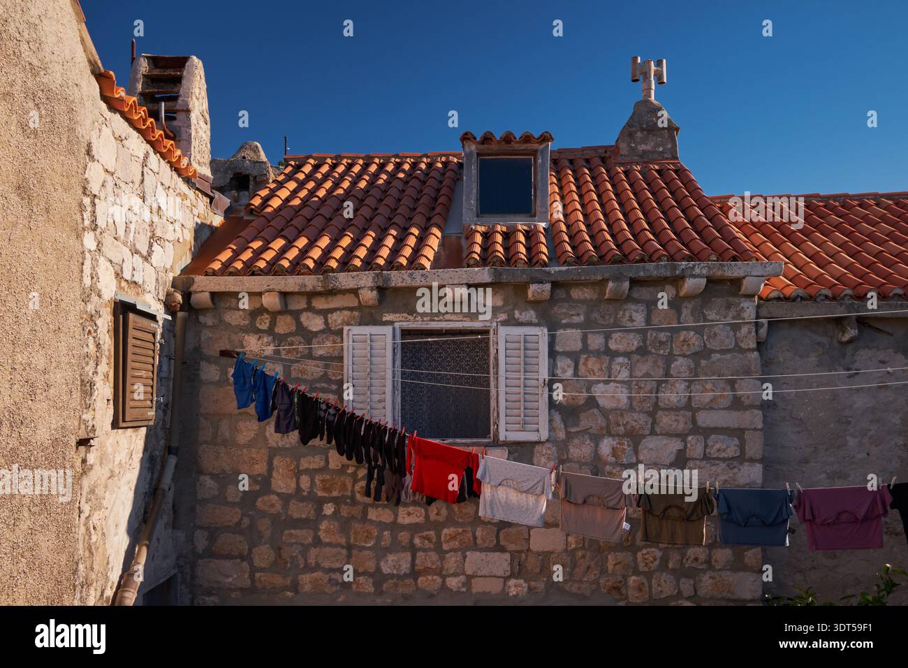 Asciugatura della biancheria su una linea fuori da una storica casa in pietra - Dubrovnik, Croazia Foto Stock