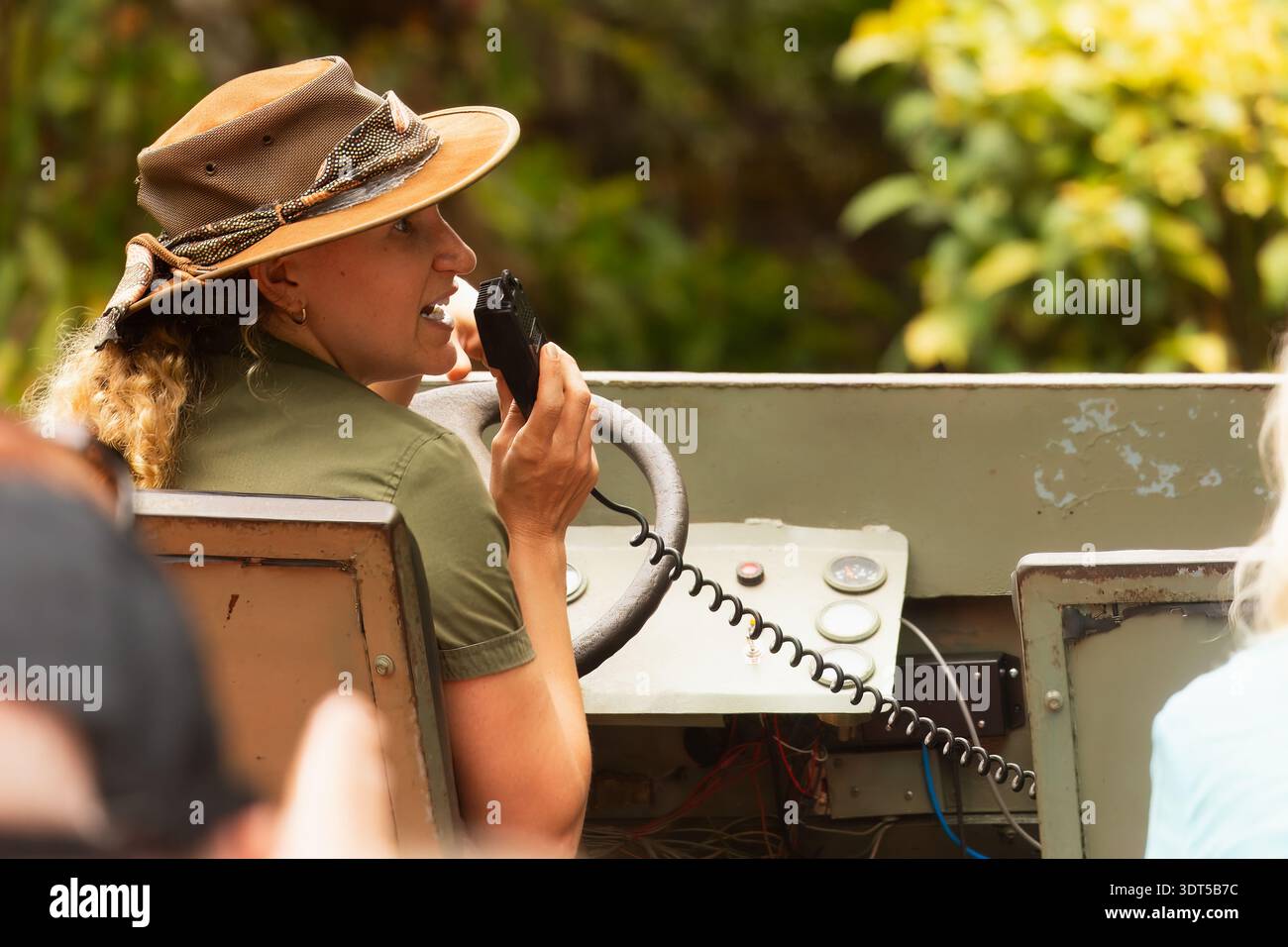 Queensland, Australia - 3 novembre 2018: Iconica guida della giungla australiana, autista che parla alla radio portatile durante un tour turistico della foresta pluviale. Per trav Foto Stock