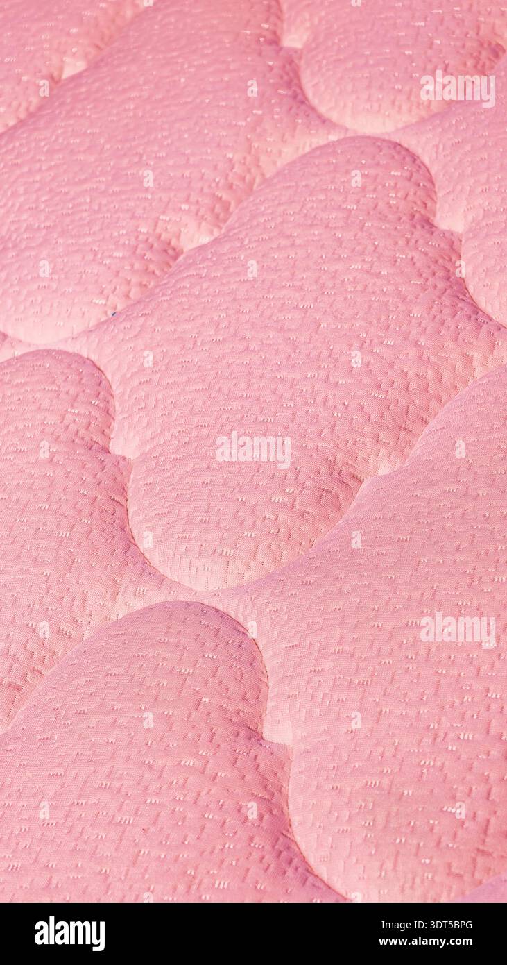 Le palette per gelato rosa creano un'invitante carta da parati 8K con un delizioso sfondo verticale pieno di spazio per copiare la consistenza cremosa per qualsiasi schermo del telefono. Foto Stock