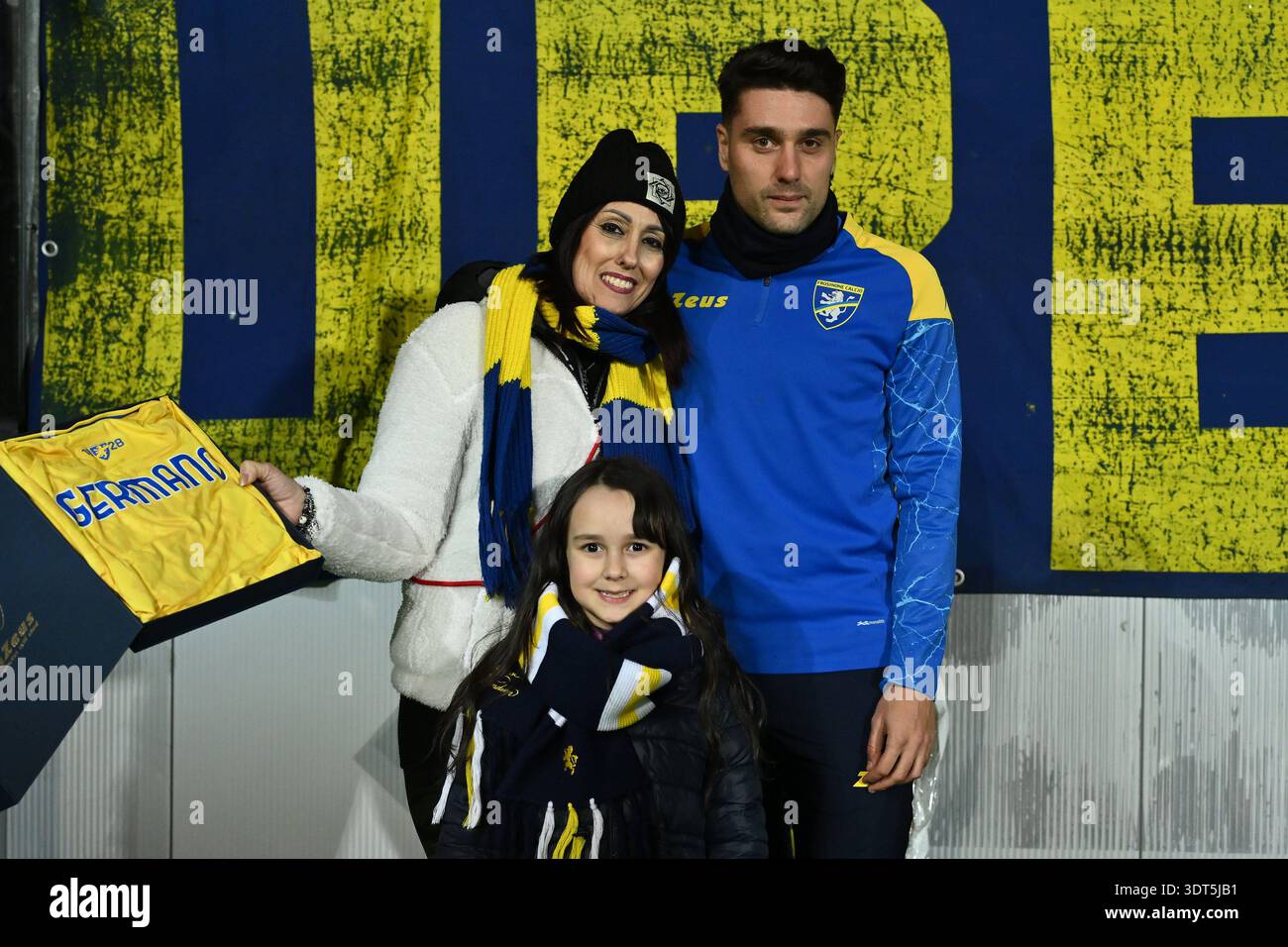 Riccardo Marchizza del Frosinone calcio rende omaggio alla famiglia di Germano, tifoso che da poco ha superato la 26° giornata del Campionato di serie B tra Frosinone calcio e Empoli F.C. allo Stadio Benito stirpe il 20 febbraio 2026 a Frosinone, Italia. Foto Stock