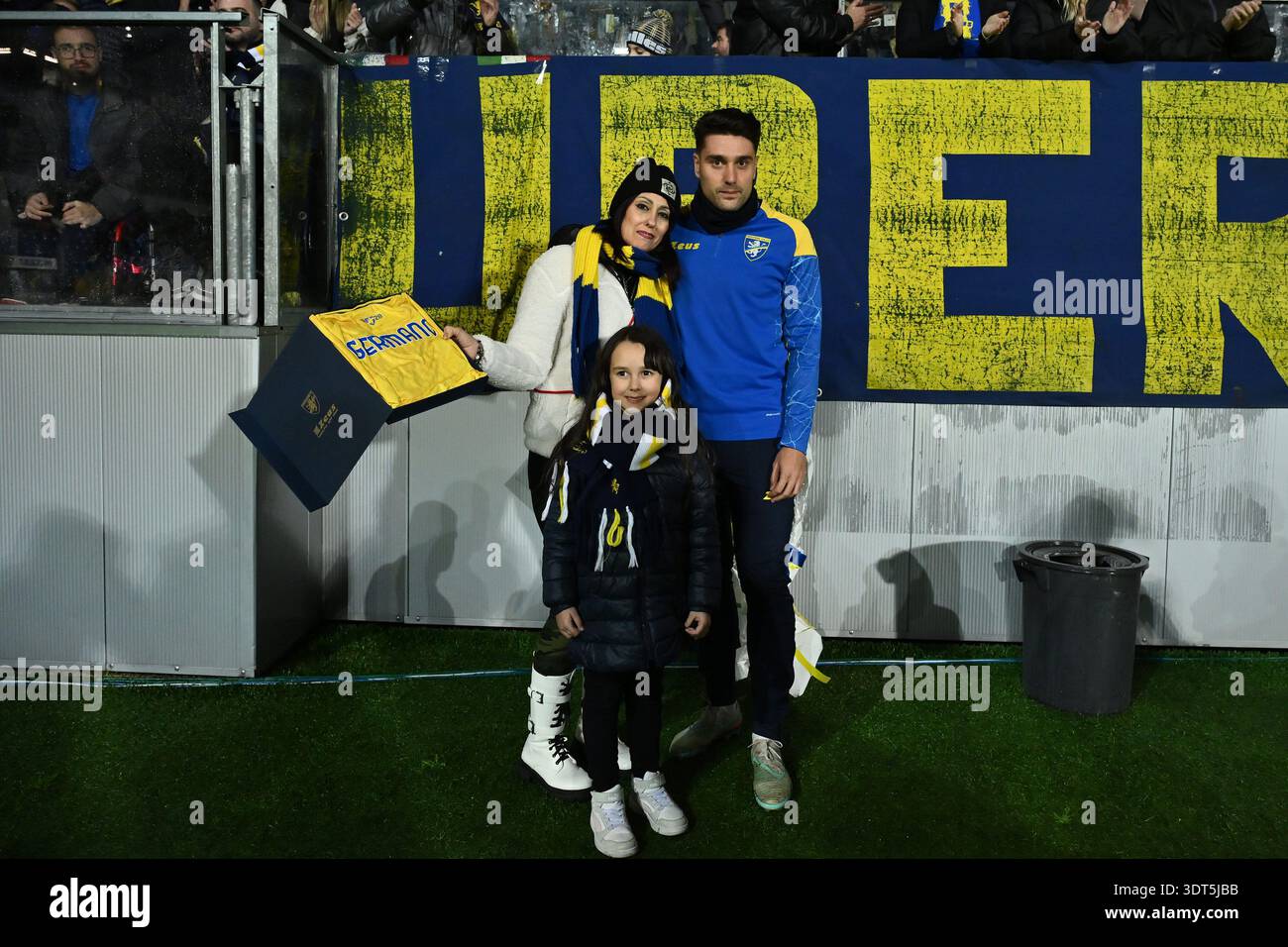 Riccardo Marchizza del Frosinone calcio rende omaggio alla famiglia di Germano, tifoso che da poco ha superato la 26° giornata del Campionato di serie B tra Frosinone calcio e Empoli F.C. allo Stadio Benito stirpe il 20 febbraio 2026 a Frosinone, Italia. Foto Stock