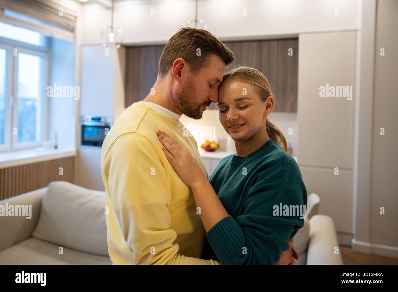 Gioiosa coppia uomo e donna che abbracciano e sorridono, godendo di legame e momenti felici insieme. Foto Stock