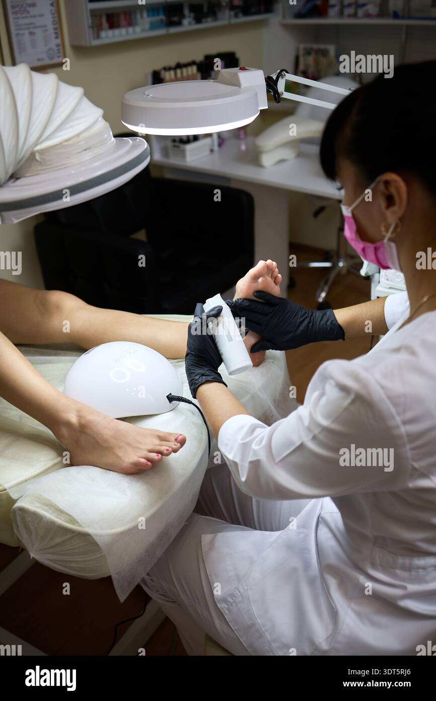 Pedicure professionale con unghie in gel rosa Foto Stock