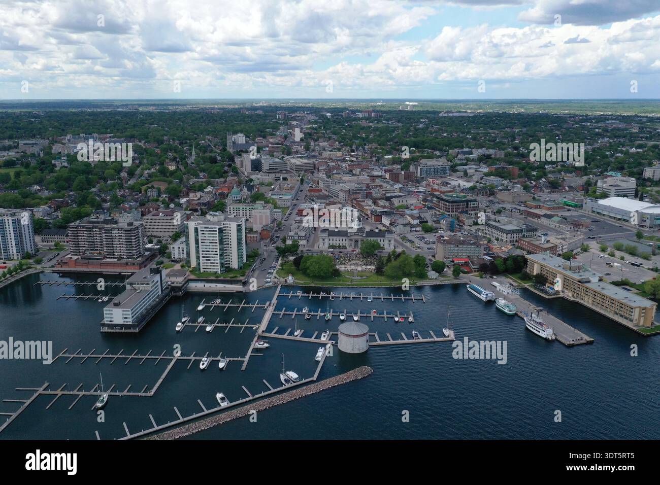 Vista aerea di Kingston, Ontario, dal lago Ontario, con i moli della città e lo storico municipio nel cuore del lungomare. Foto Stock