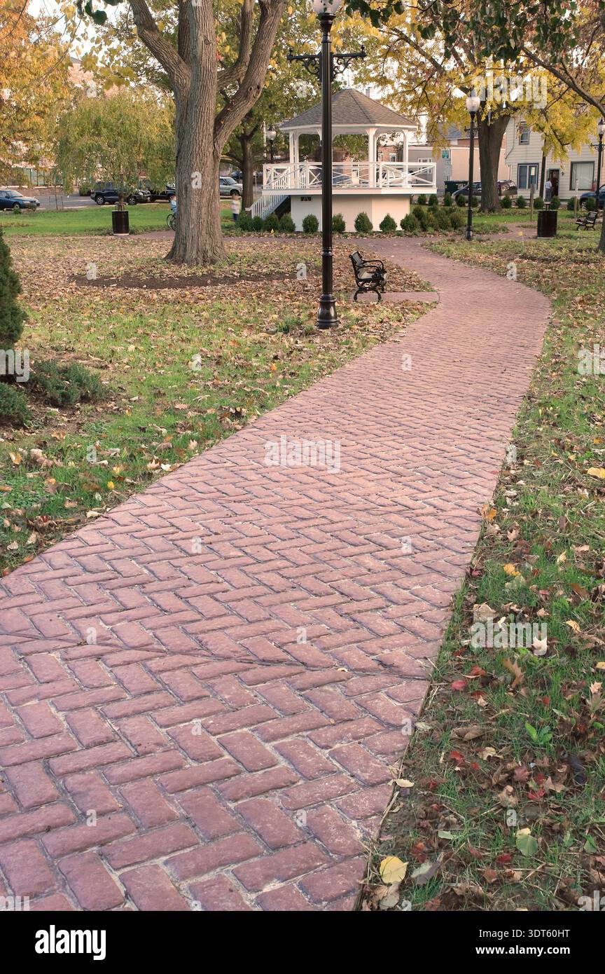 Parco pubblico con passerella in mattoni rossi, Franklin Tennessee, Stati Uniti Foto Stock