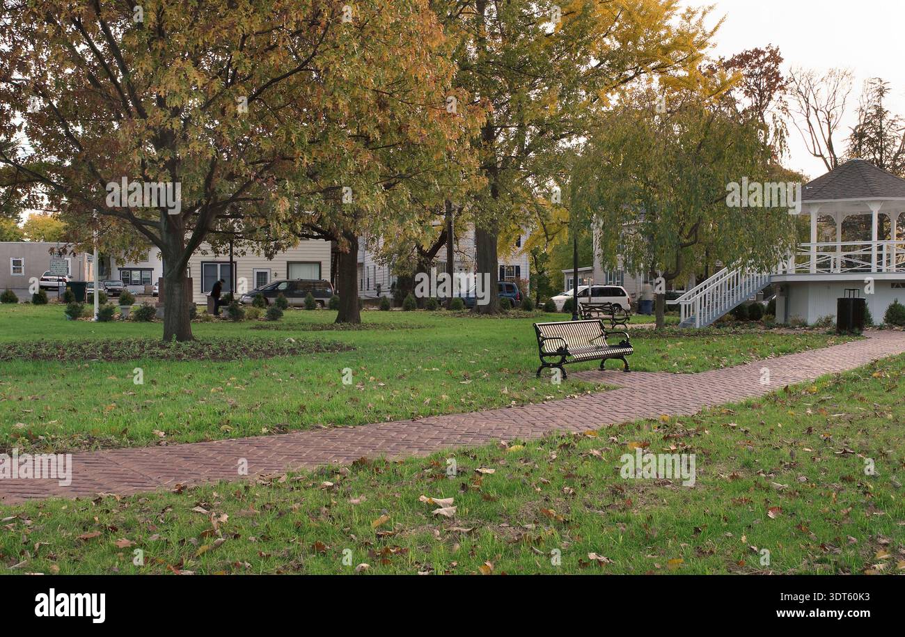 Parco pubblico con passerella in mattoni rossi, Franklin Tennessee, Stati Uniti Foto Stock