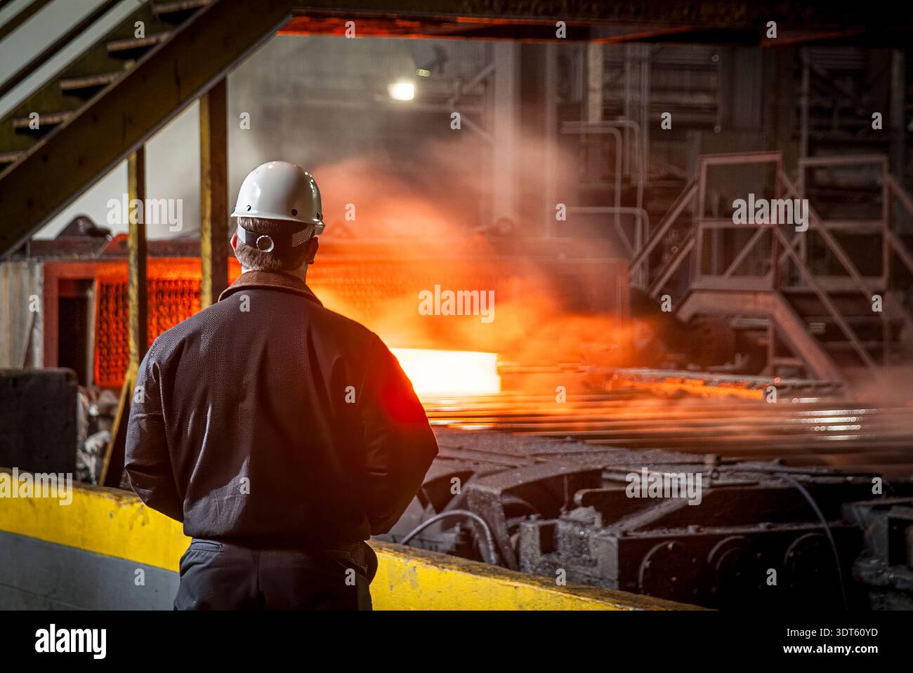 Supervisore che ispeziona le piastre di acciaio a caldo durante il processo di produzione dell'acciaieria, Pittsburgh, Pennsylvania, Stati Uniti Foto Stock