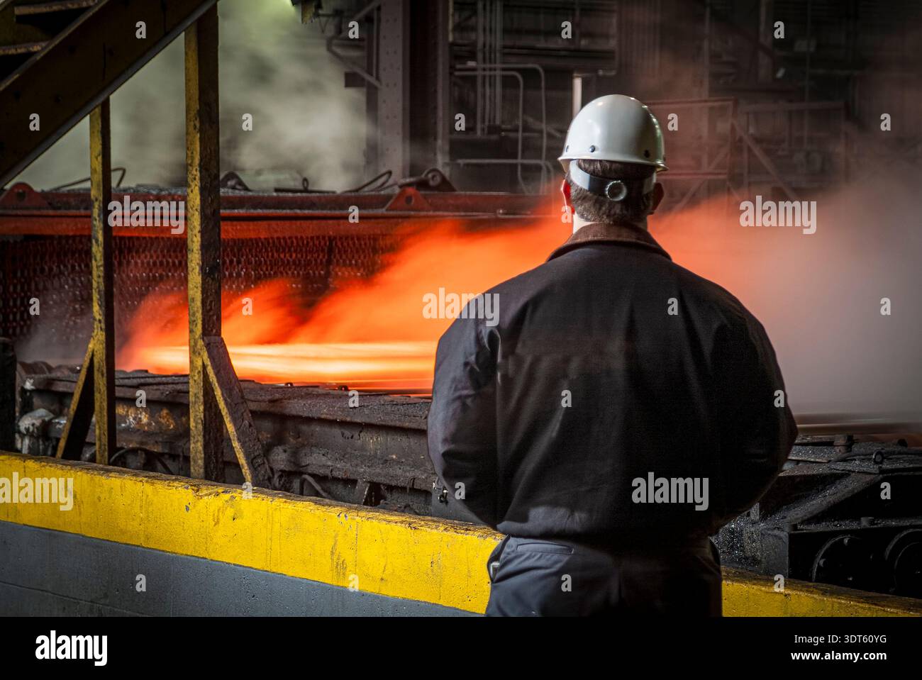 Supervisore che ispeziona le piastre di acciaio a caldo durante il processo di produzione dell'acciaieria, Pittsburgh, Pennsylvania, Stati Uniti Foto Stock