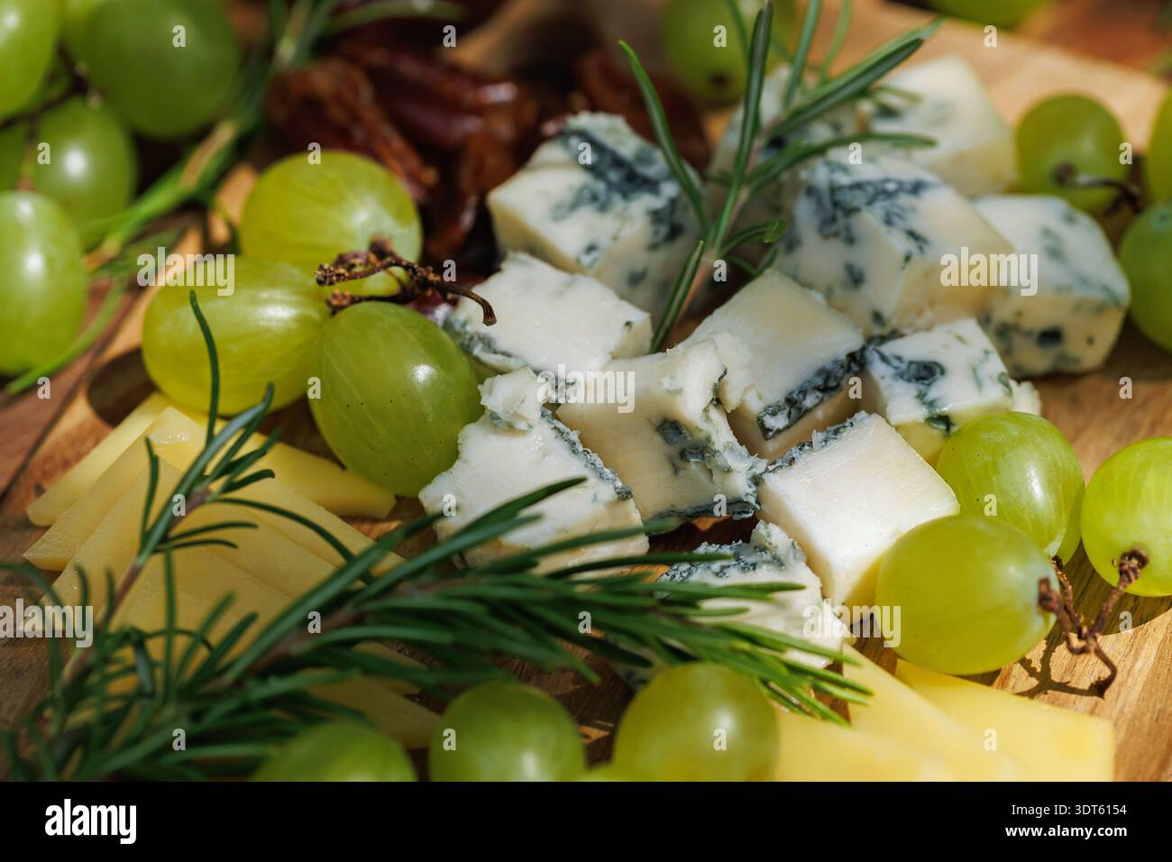 Tavola di antipasti rustici con formaggio e uva. Foto Stock