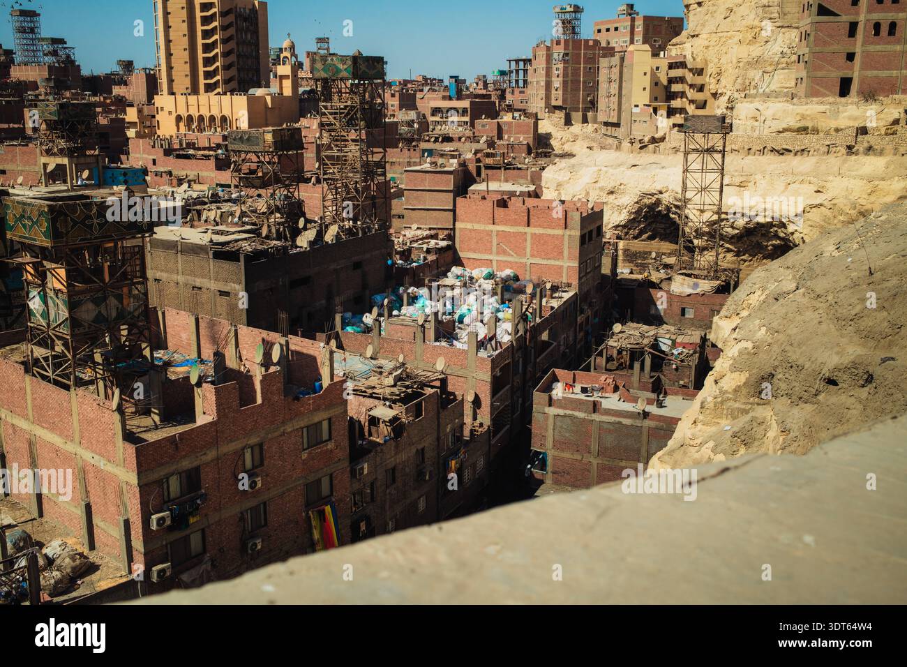 Vista dall'alto del quartiere Manshiyat Naser, noto come Garbage City in Egitto Foto Stock
