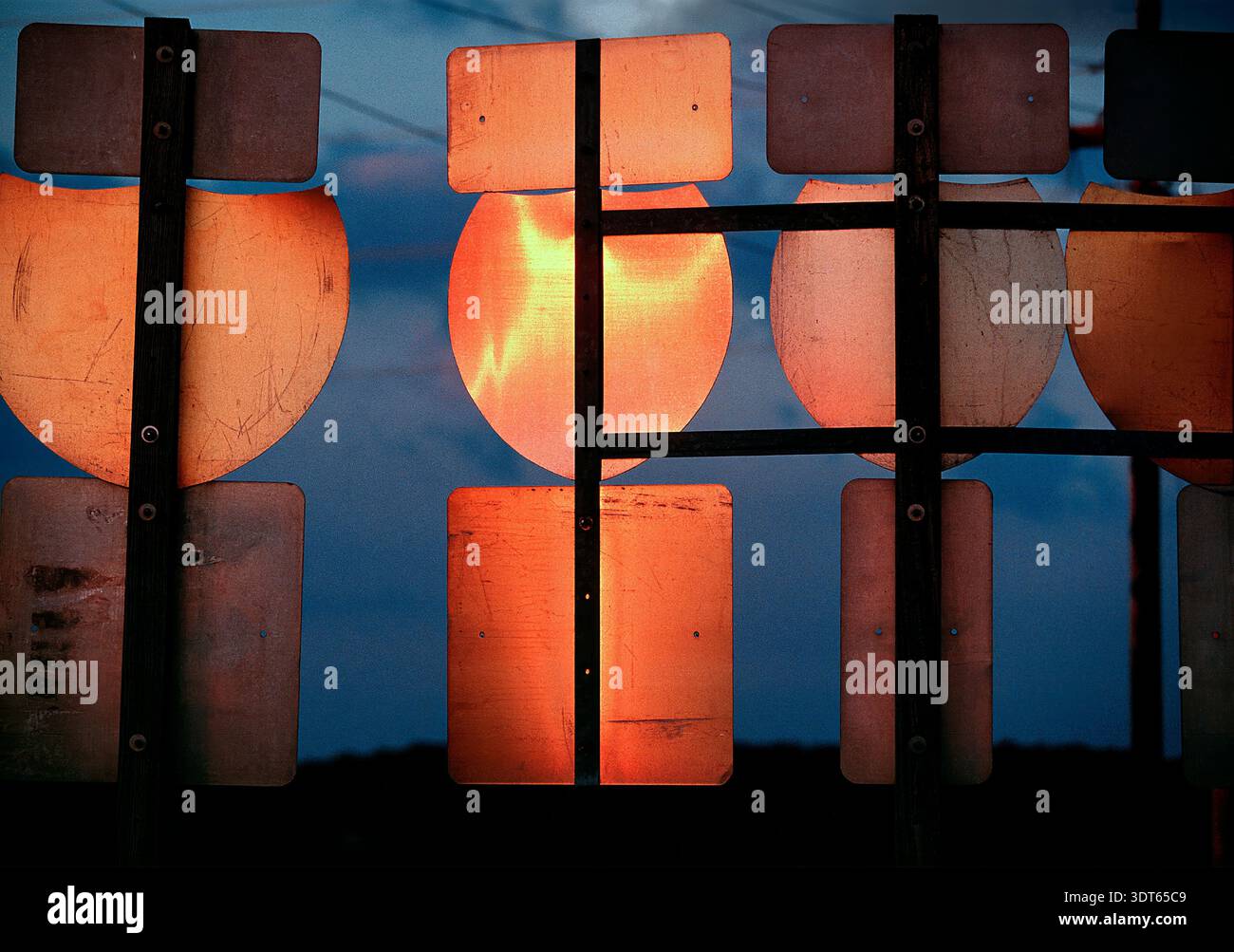 Il retro dei cartelli autostradali dell'interstate si illumina di luce sul cielo crepuscolo Foto Stock