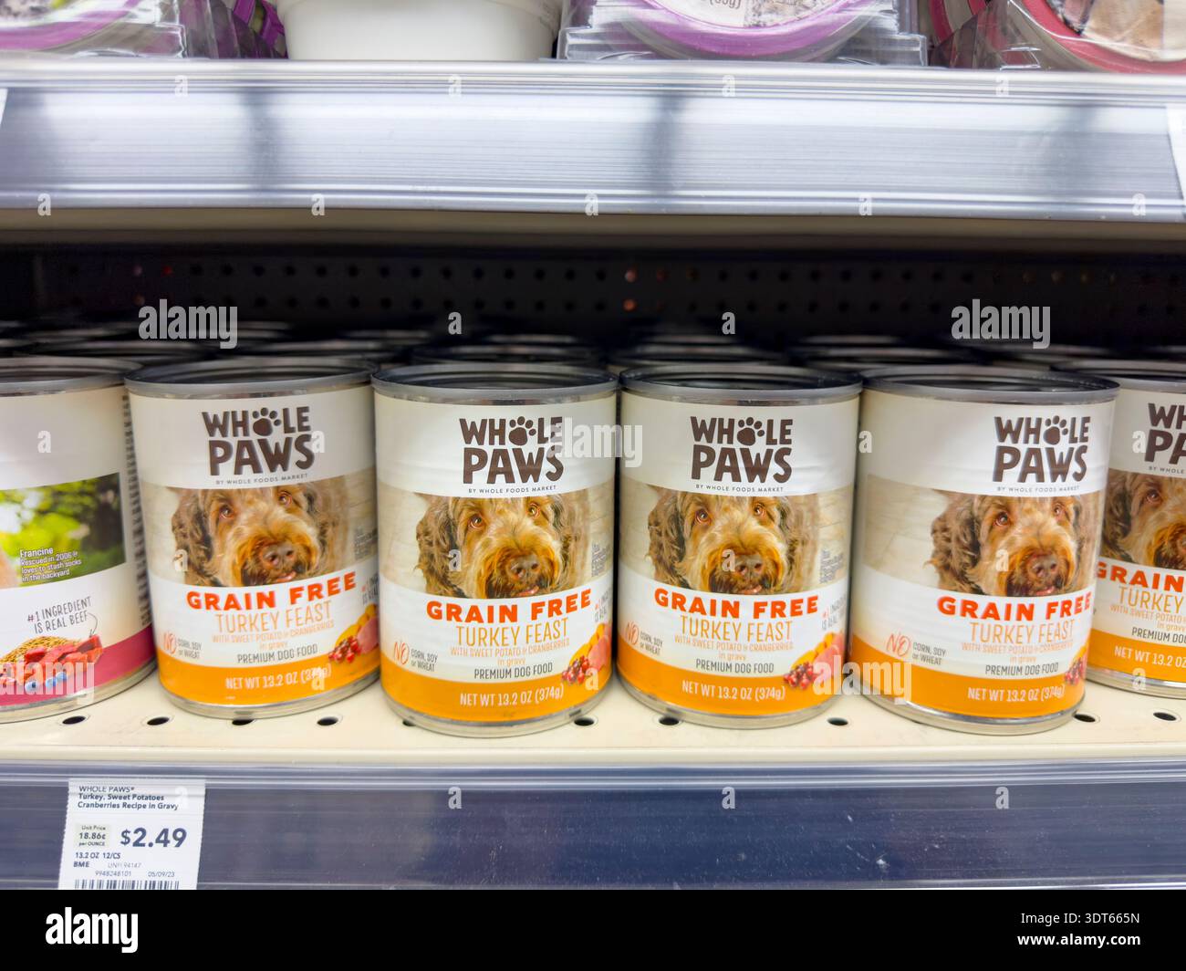 Los Angeles, California, Stati Uniti - 08-14-2024: Una vista di diverse lattine di cibo per cani intero Paws, presso il negozio. Foto Stock