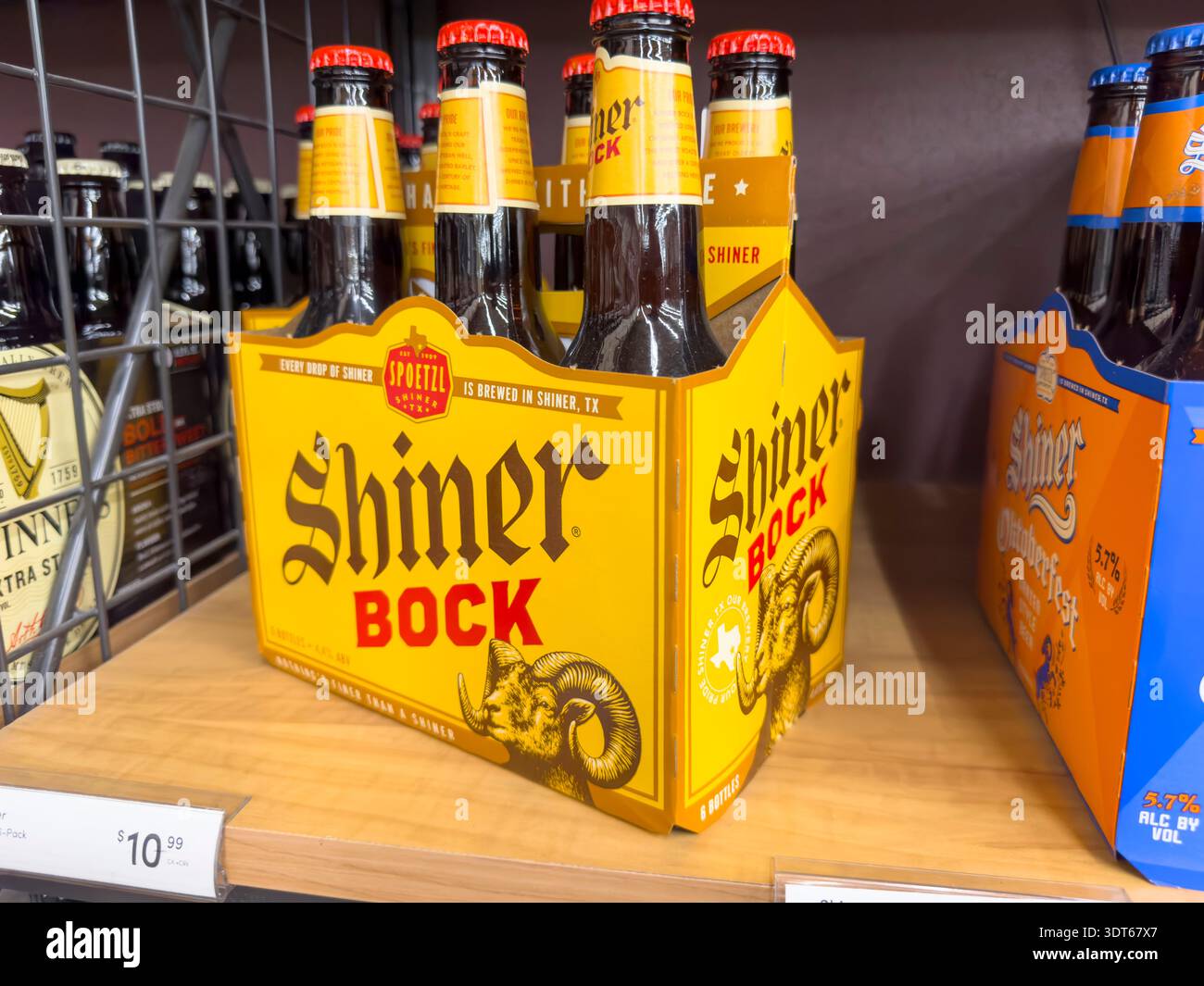 Los Angeles, California, Stati Uniti - 14-08-2024: Vista di una confezione da 6 di birra Shiner Bock, presso il negozio. Foto Stock