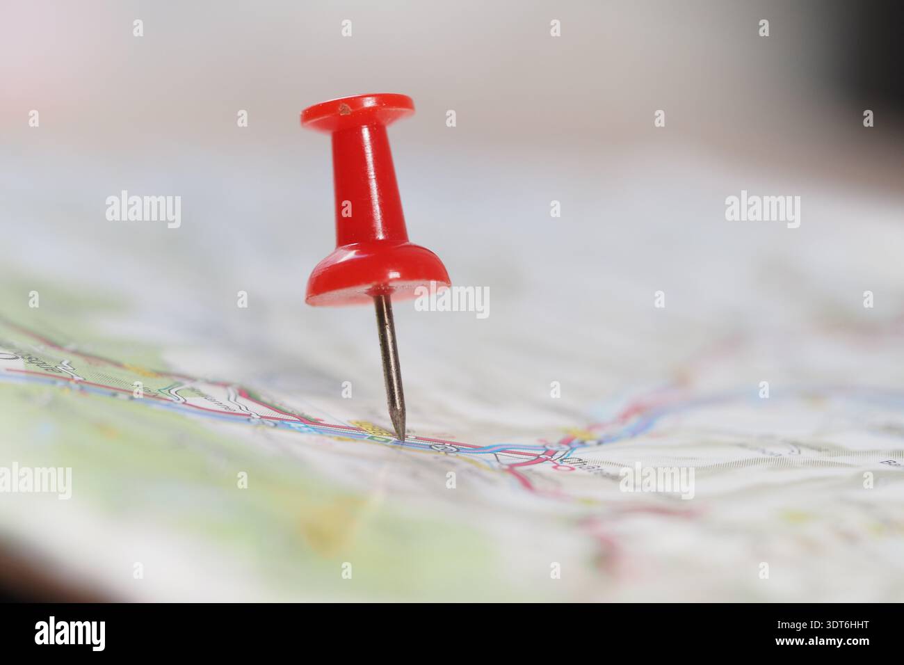 La spilla rossa indica una posizione su una mappa durante la pianificazione Foto Stock