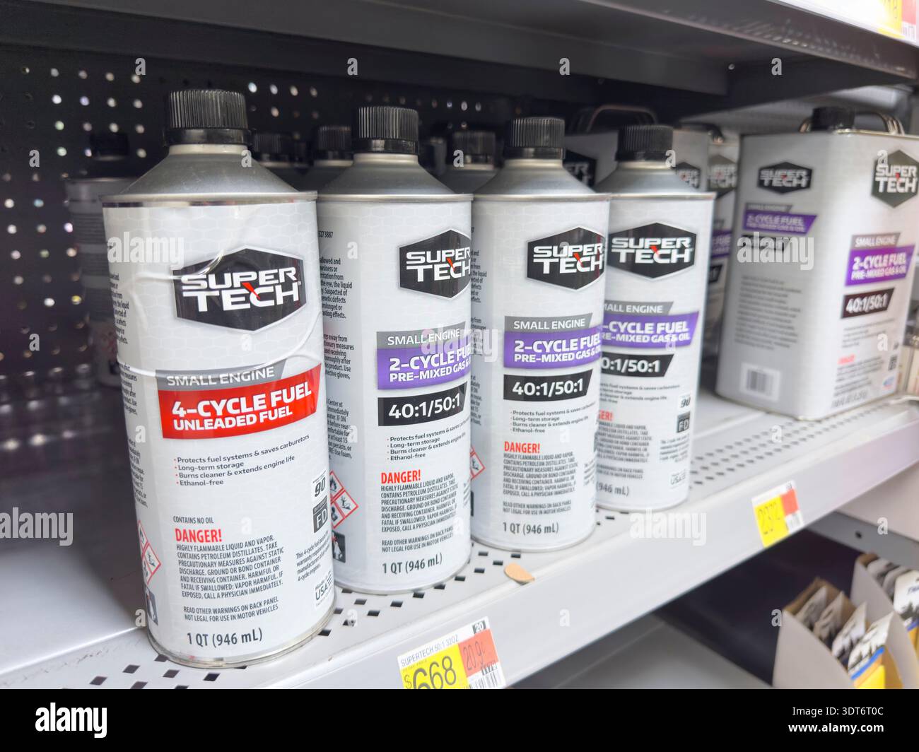 Los Angeles, California, Stati Uniti - 04-14-2024: Una vista di diverse taniche di carburante Super Tech, in mostra in un negozio al dettaglio locale. Foto Stock