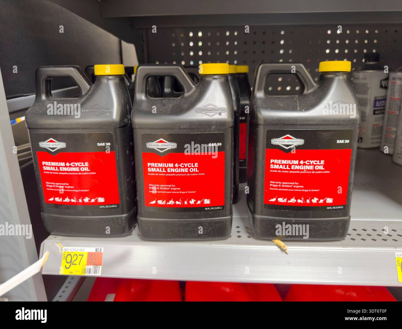 Los Angeles, California, Stati Uniti - 04-14-2024: Una vista di diversi contenitori di olio motore Briggs e Stratton, in mostra in un negozio al dettaglio locale. Foto Stock