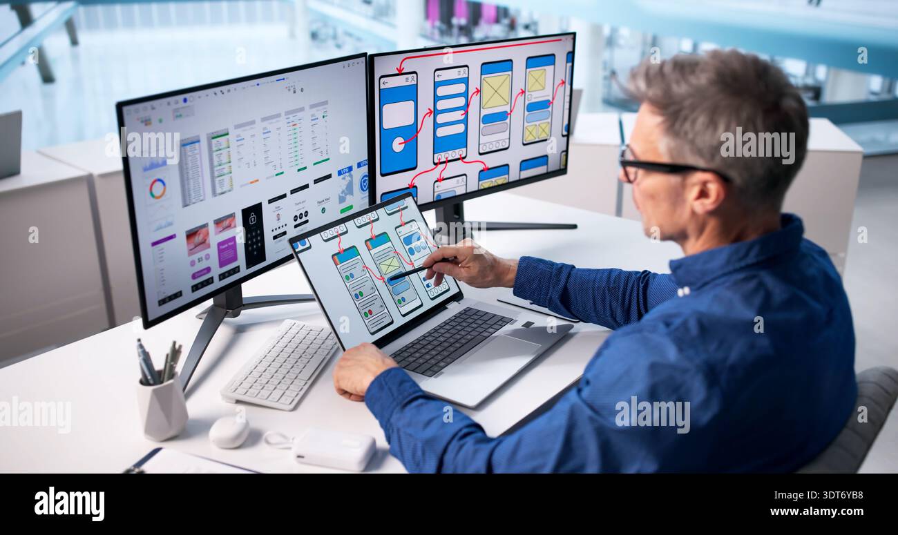 Uomo d'affari esperto che crea un sito Web user-friendly per i servizi di viaggio. Foto Stock