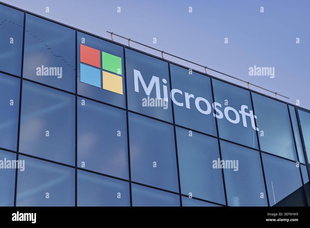 Primo piano del logo e del marchio Microsoft su una moderna facciata di un edificio di vetro a Schiphol, Paesi Bassi. 8 febbraio 2026. Foto Stock